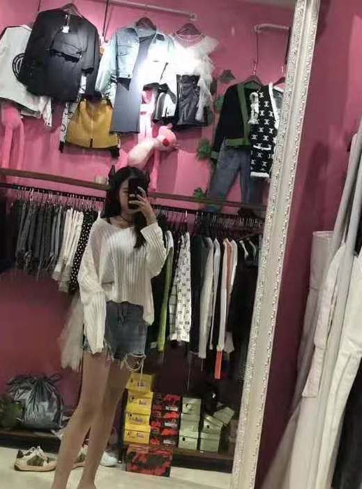 肌肤白如雪，私处粉嫩的妹子